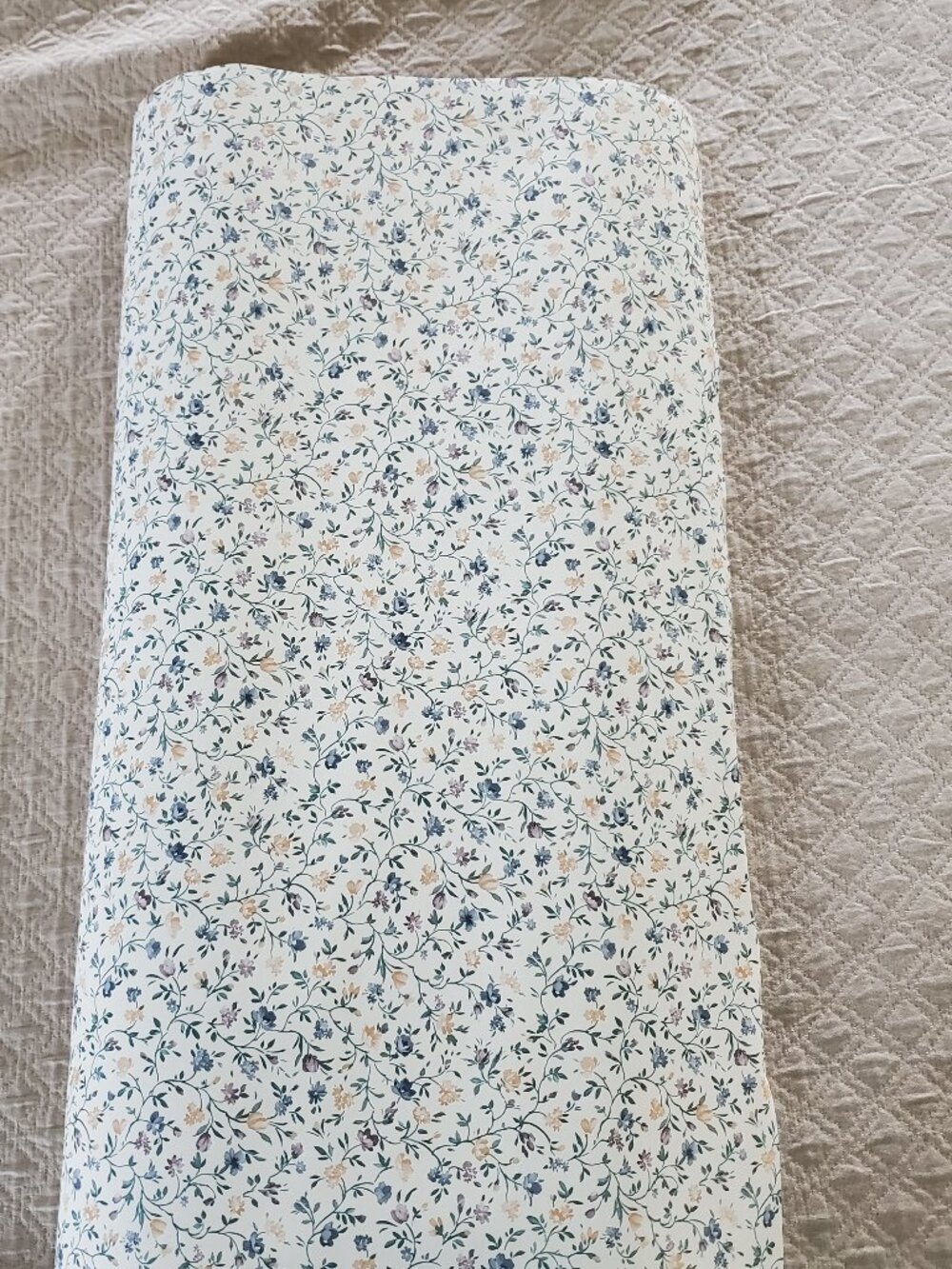 Vintage Unbranded Floral Wallpaper 20.5 x 87 Inches Partial Roll Small Flowers